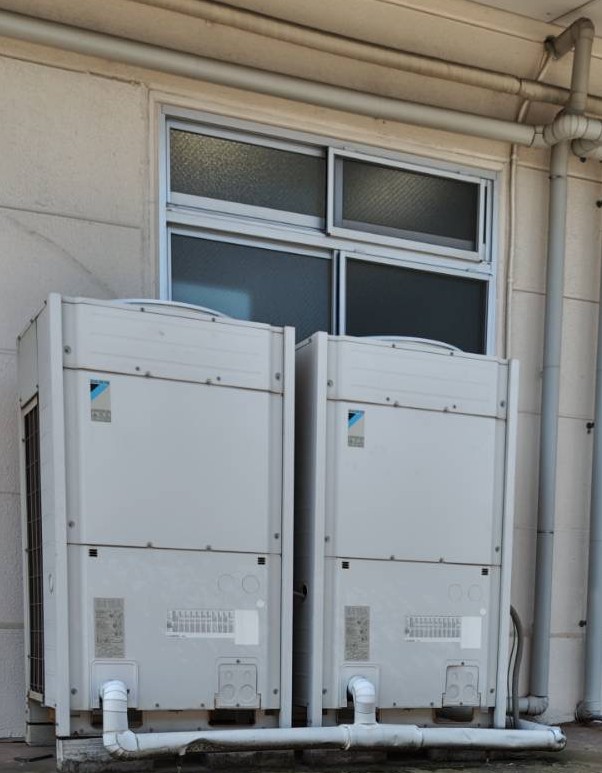 埼玉県の工場で入替更新工事前の設備用エアコン室外機